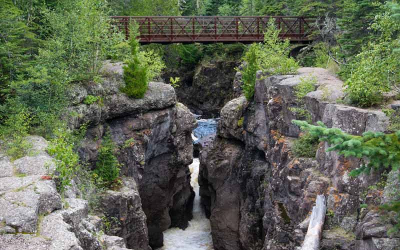 Hiking along the Temperance River